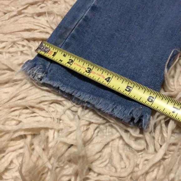 Levi’s 724 High Rise Straight Crop-Sz 28-Med Wash-Distressed Knee-Raw Edge Cuff - Picture 6 of 15